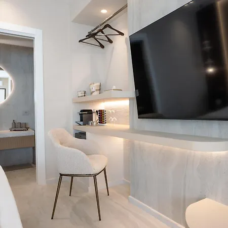 Πανσιόν Double A Luxury 4*